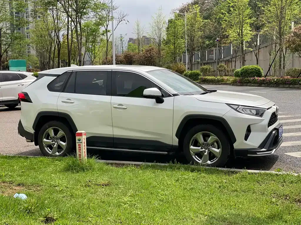Toyota RAV4 — фото 9