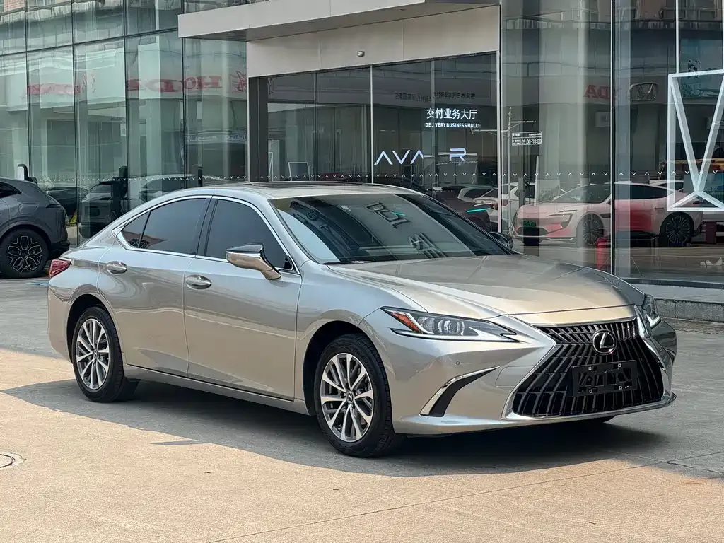 Lexus ES — фото 1