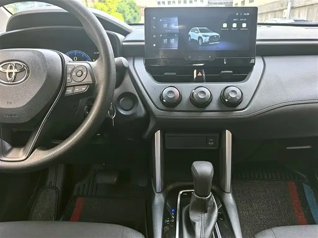 Toyota Corolla Cross — фото 10