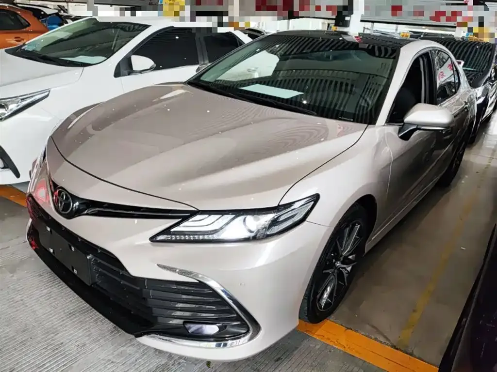 Toyota Camry — фото 1