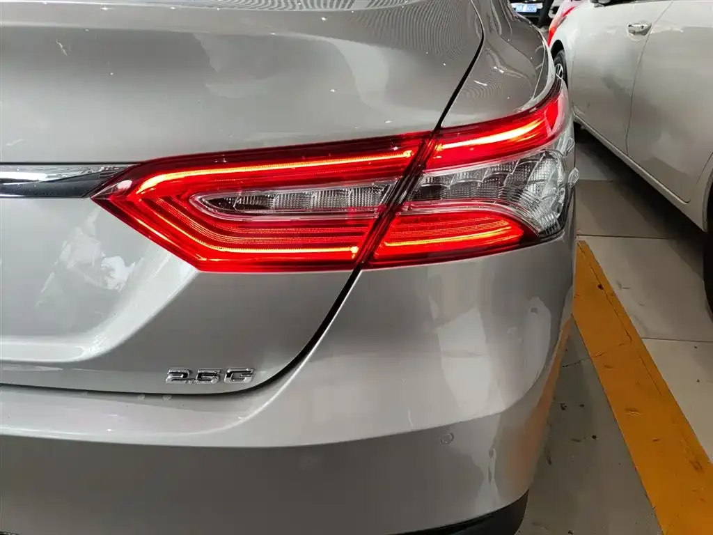 Toyota Camry — фото 4