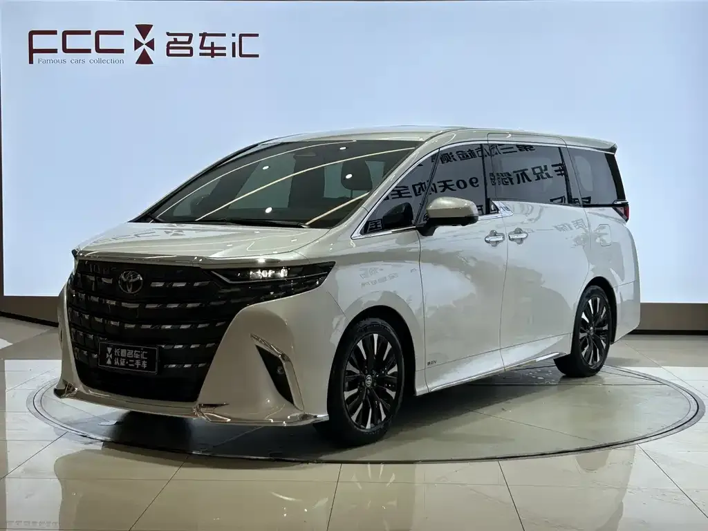 Toyota Alphard — фото 1