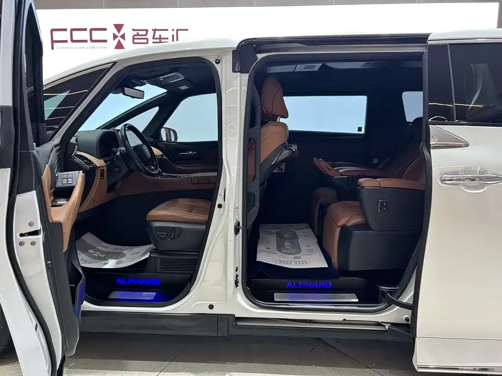 Toyota Alphard — фото 4