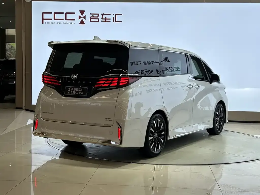 Toyota Alphard — фото 6