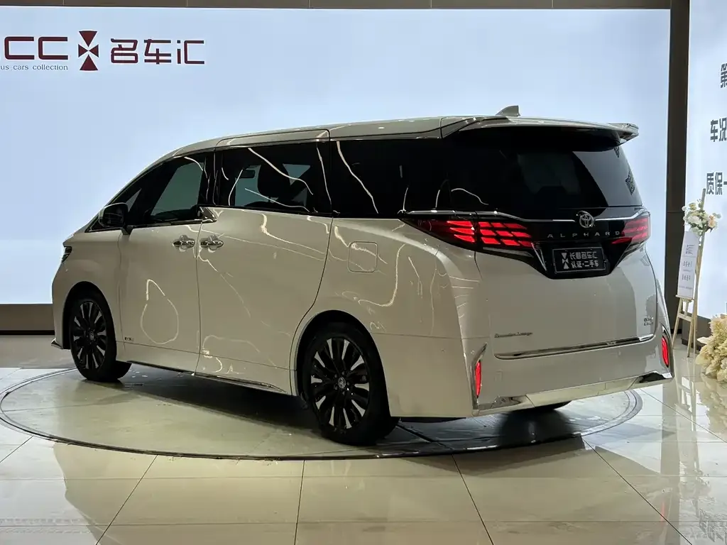 Toyota Alphard — фото 8