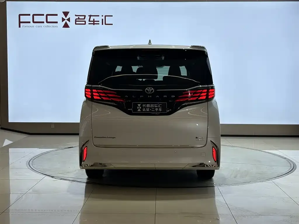 Toyota Alphard — фото 10