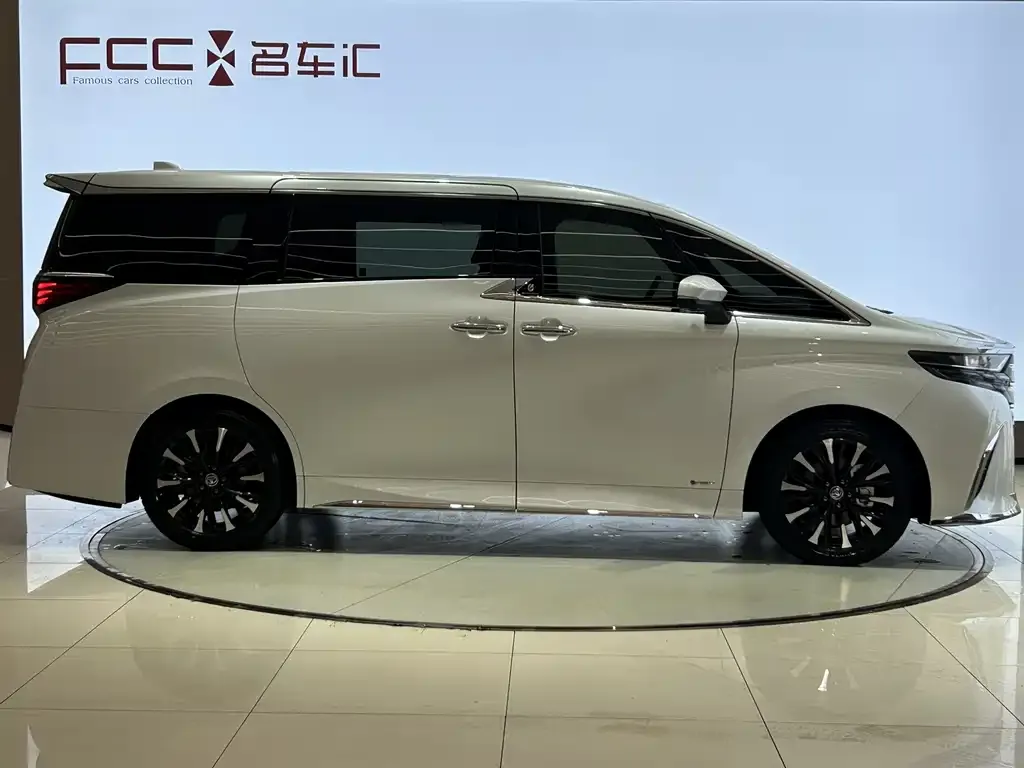 Toyota Alphard — фото 5