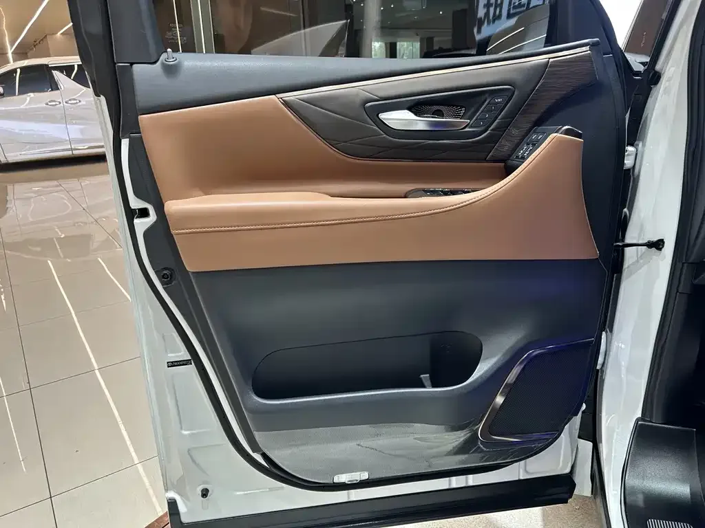 Toyota Alphard — фото 3