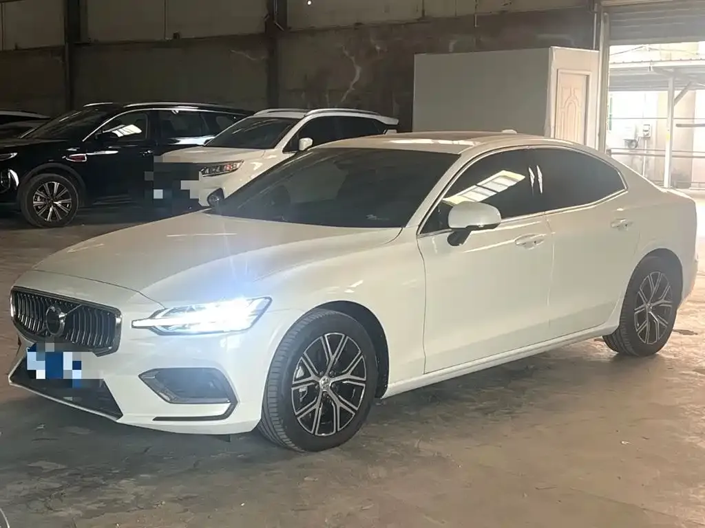 Volvo S60 — фото 1