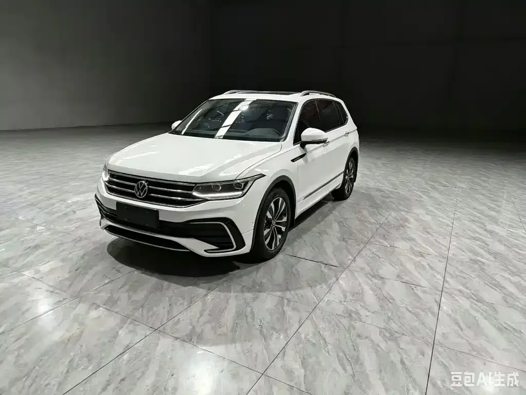Volkswagen Tiguan L — фото 1