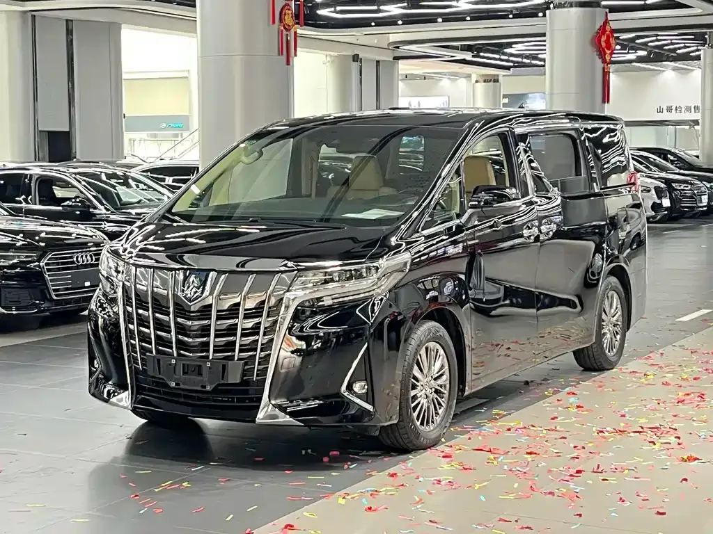 Toyota Alphard — фото 1