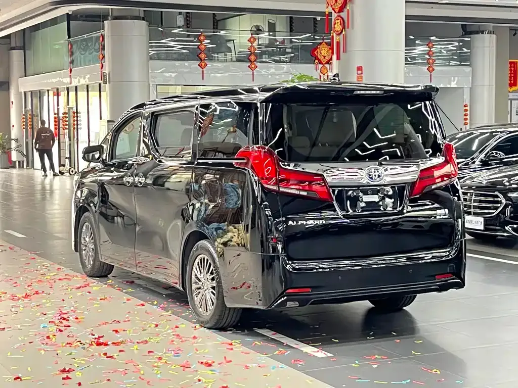 Toyota Alphard — фото 4