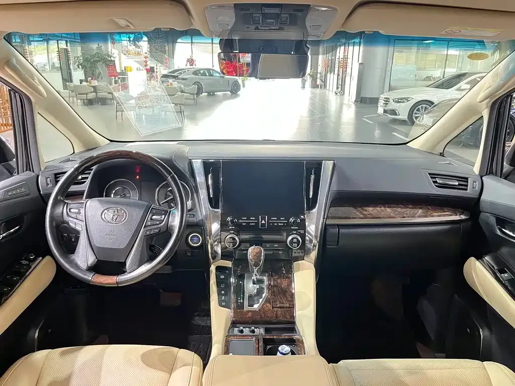 Toyota Alphard — фото 5
