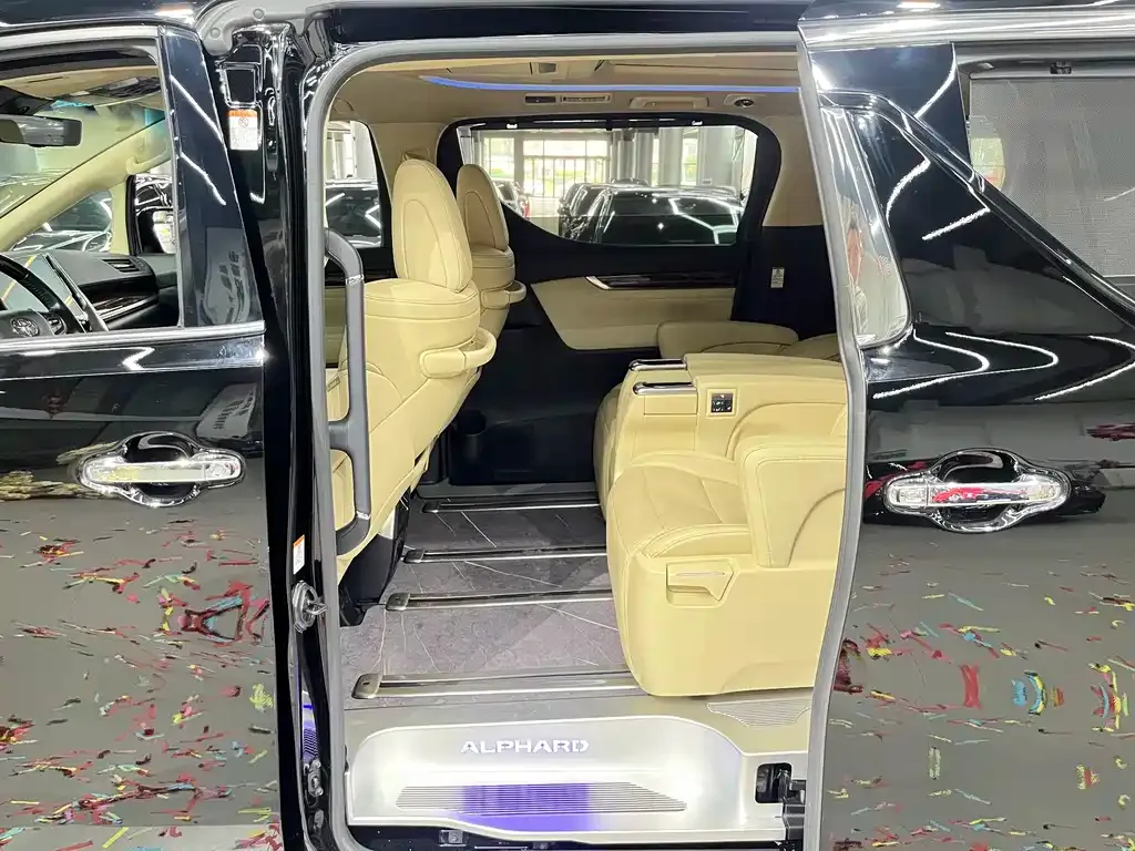 Toyota Alphard — фото 9