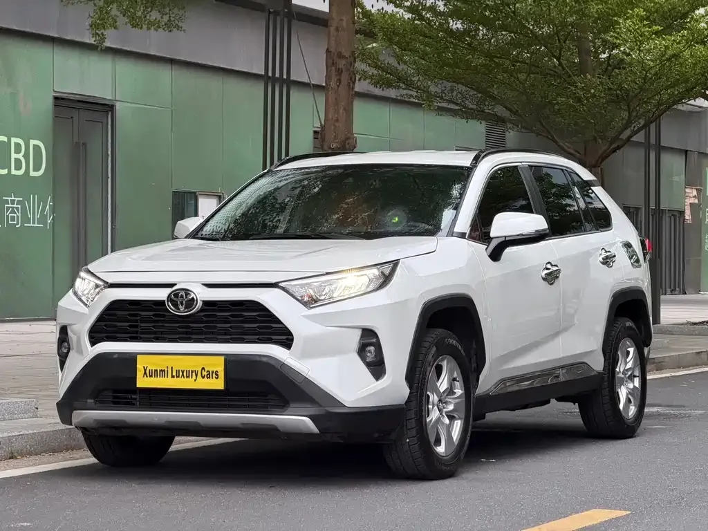 Toyota RAV4 — фото 1