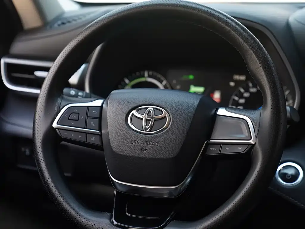 Toyota Highlander — фото 8