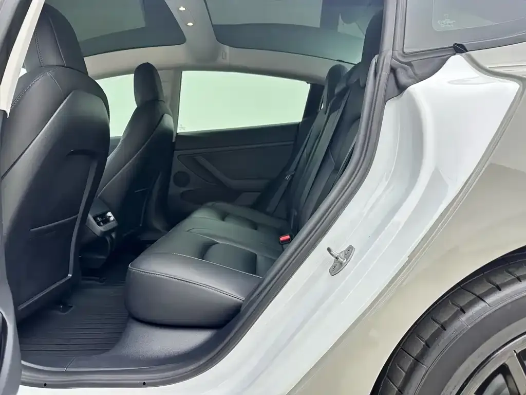 Tesla Model 3 — фото 10