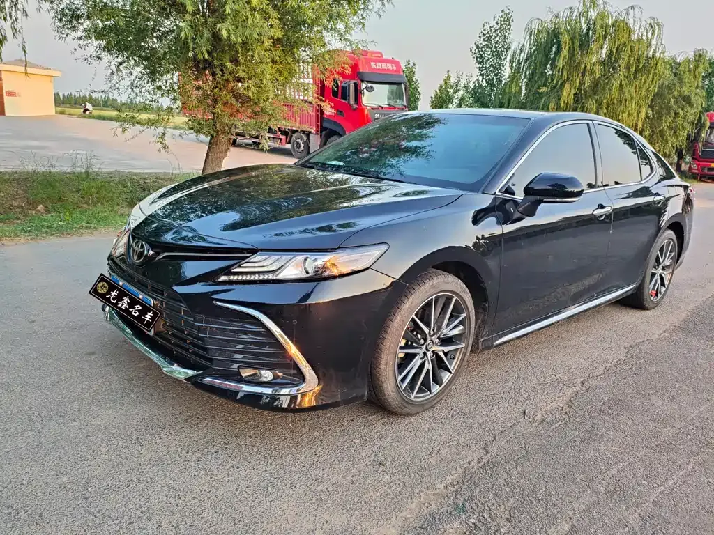 Toyota Camry — фото 1
