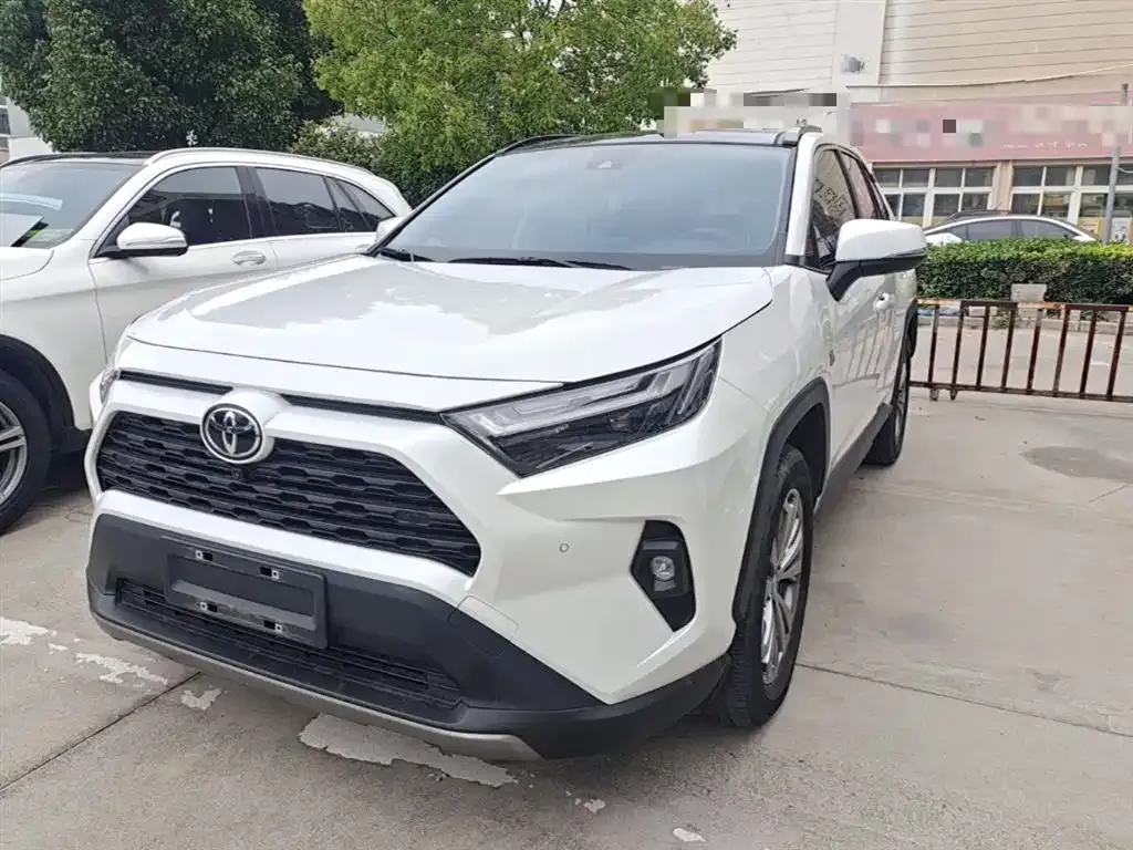 Toyota RAV4 — фото 1