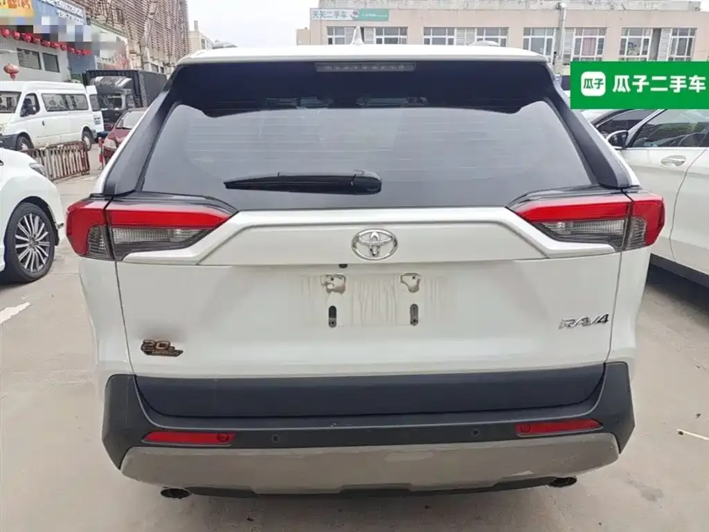 Toyota RAV4 — фото 7