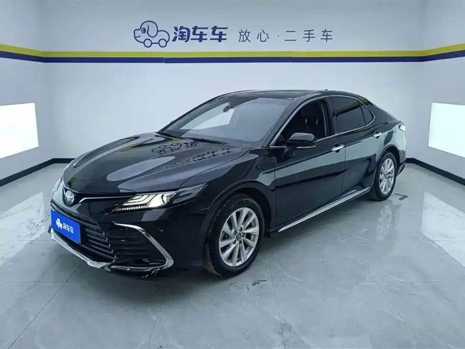 Toyota Camry — фото 1