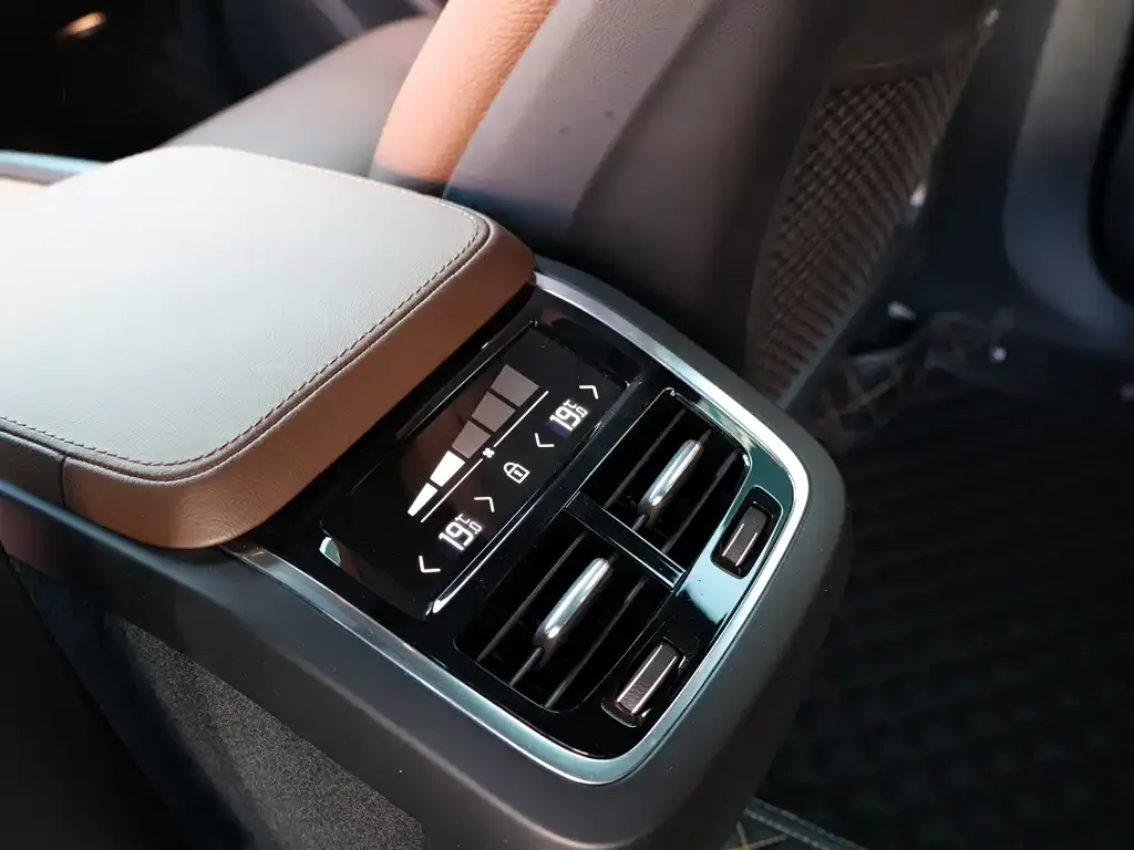 Volvo XC90 2025 из CN, фото 4