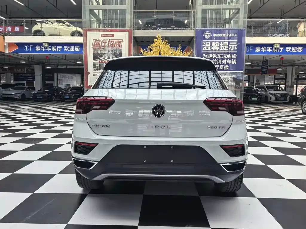 Volkswagen T-Roc — фото 6
