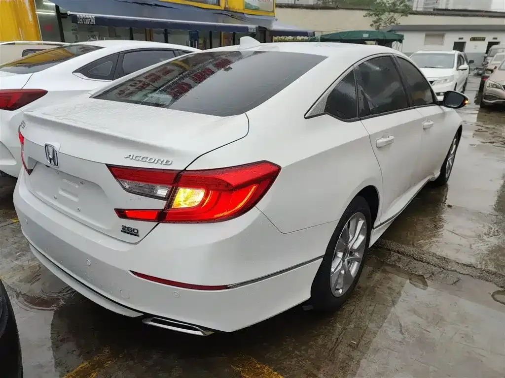 Honda Accord — фото 10