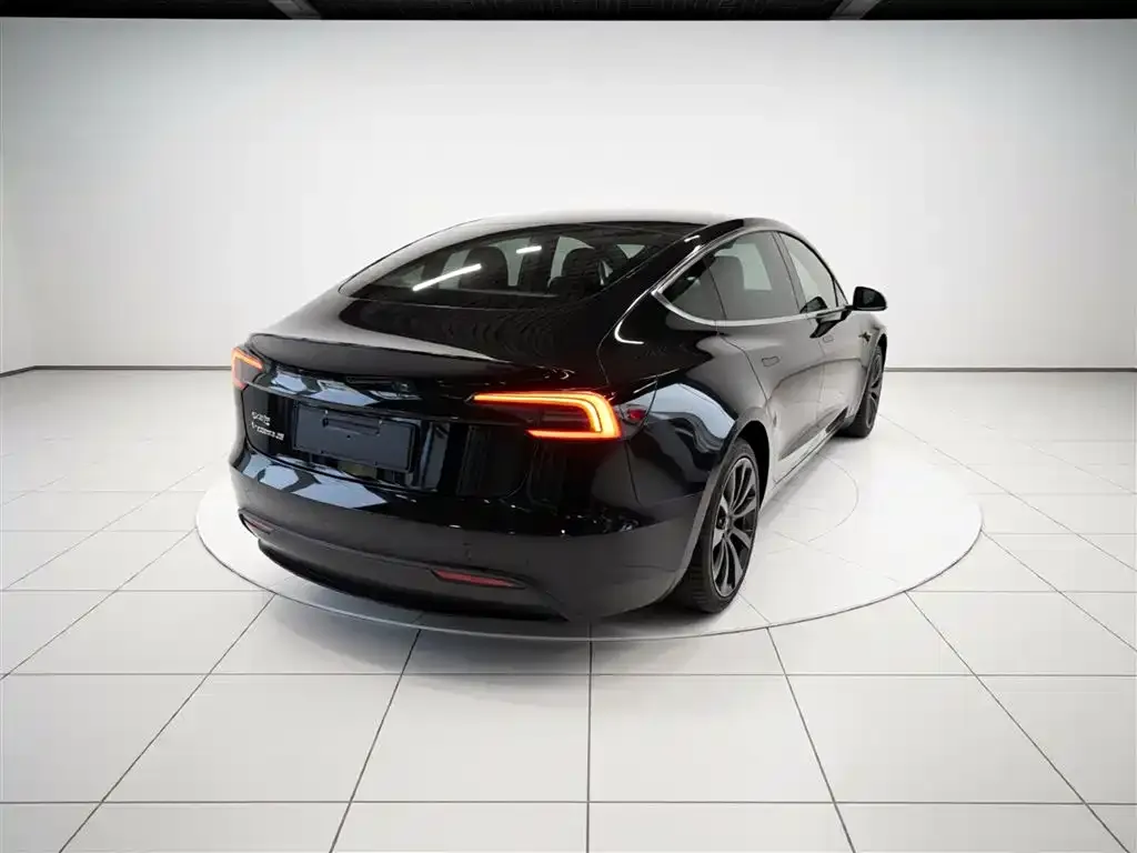 Tesla Model 3 — фото 10