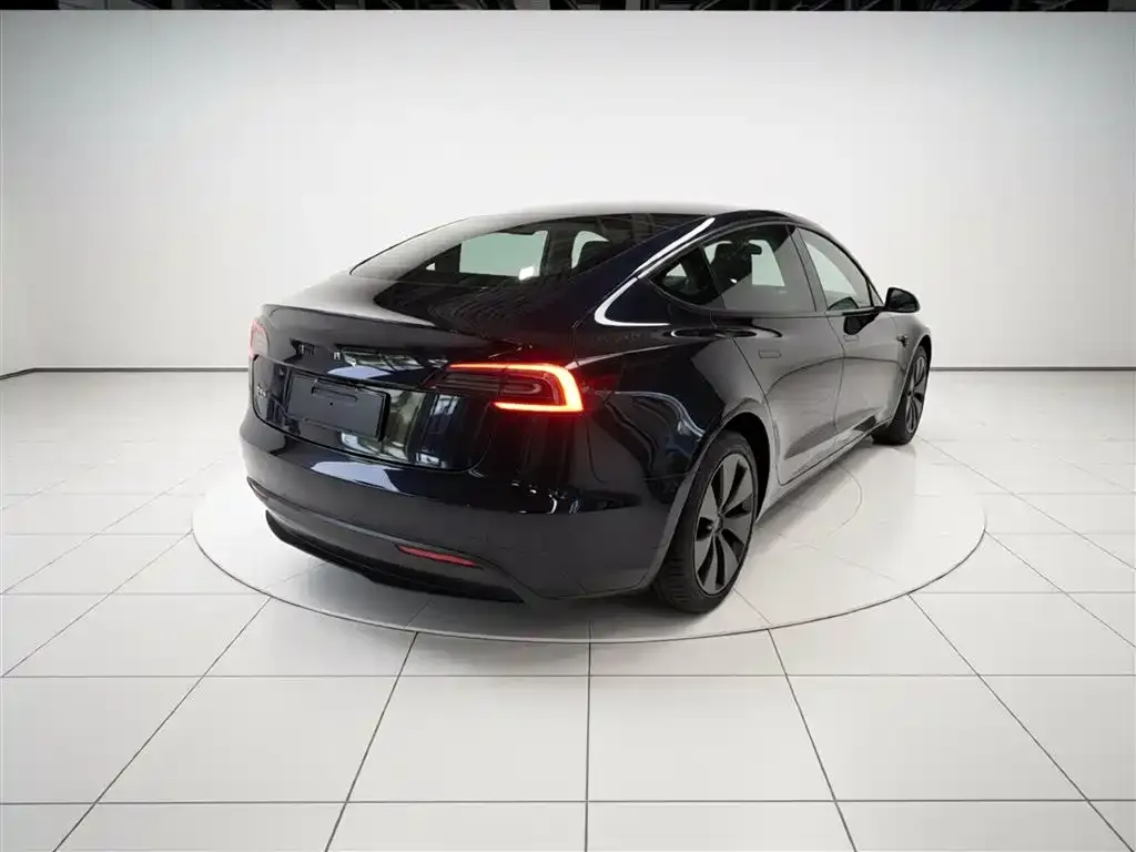 Tesla Model 3 — фото 9