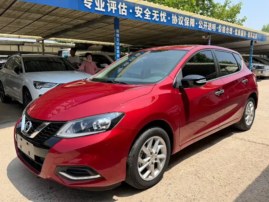 Nissan Tiida — фото 1