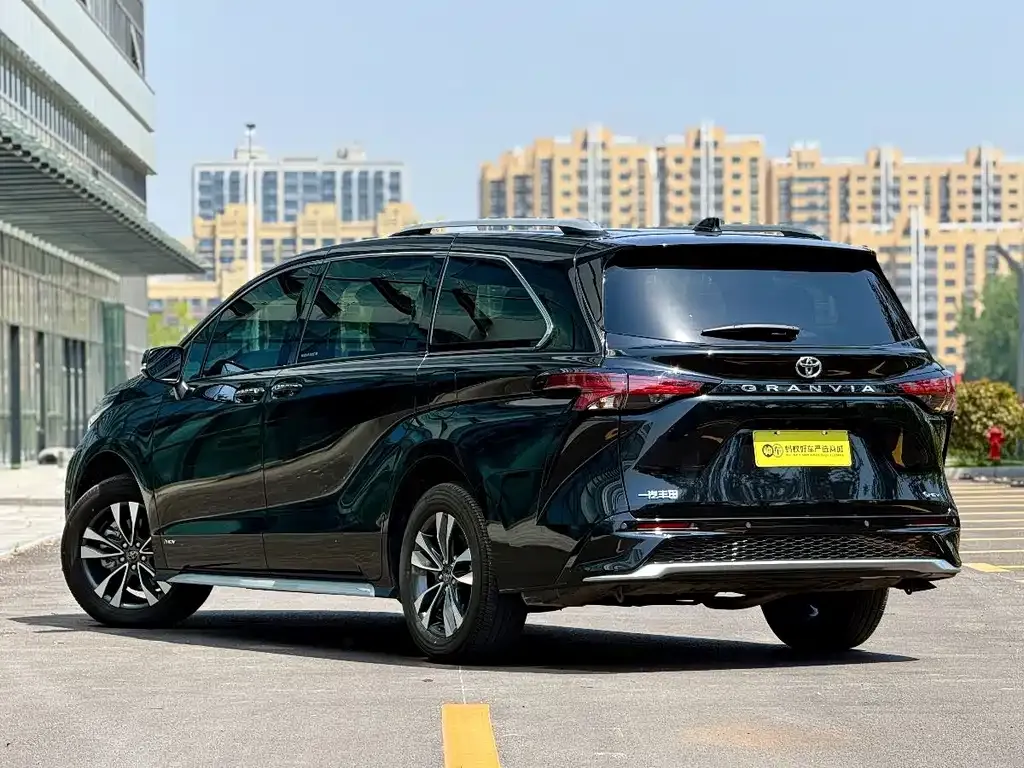 Toyota Granvia — фото 10
