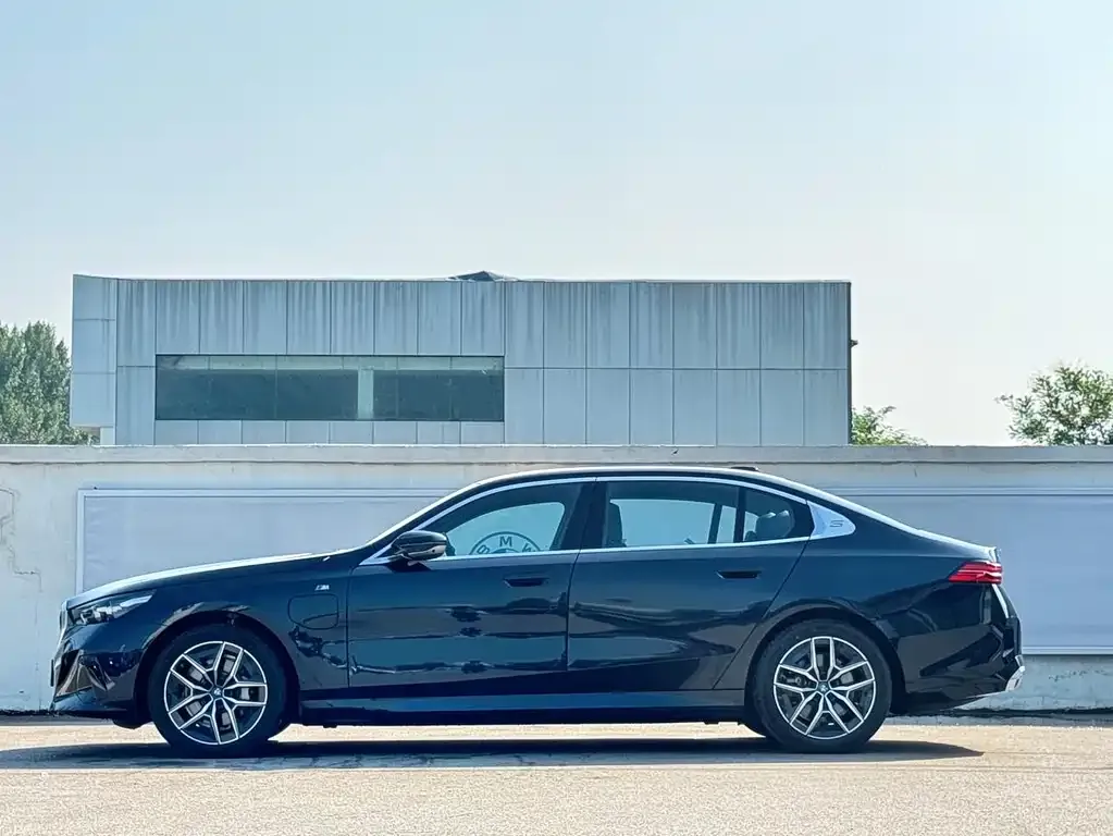 BMW i5 — фото 3
