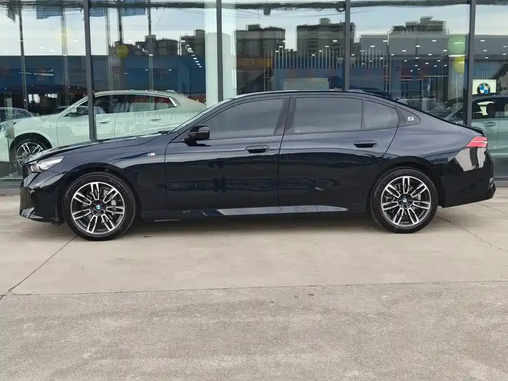 BMW 5 Series 2025 из CN, фото 9
