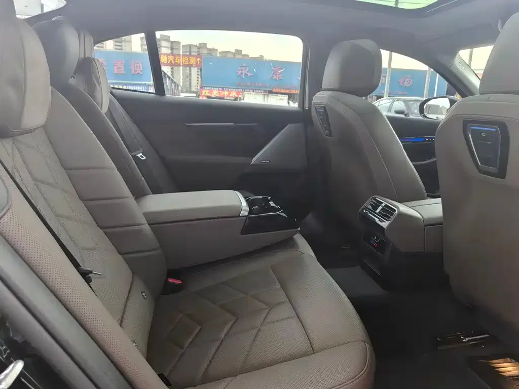 BMW 5 Series 2025 из CN, фото 4