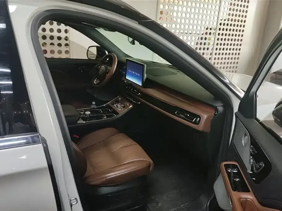 Lincoln Aviator — фото 10