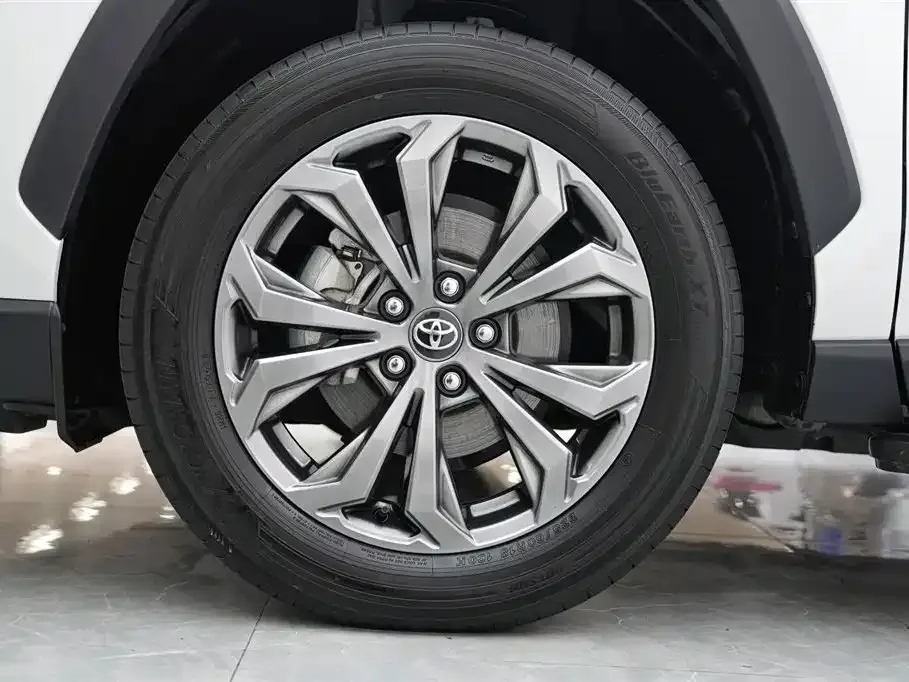 Toyota RAV4 — фото 8