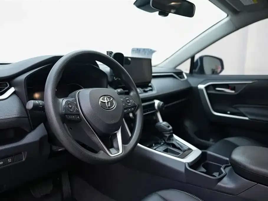 Toyota RAV4 — фото 6