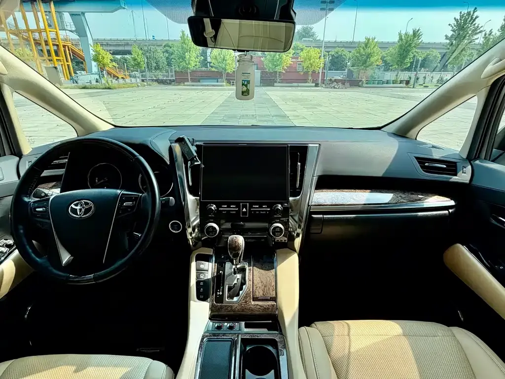 Toyota Vellfire — фото 10
