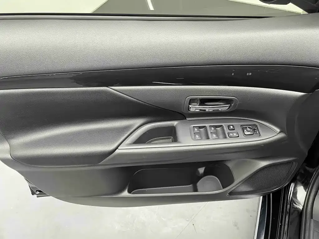 Mitsubishi Outlander — фото 10