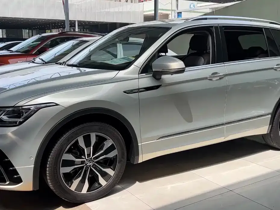 Volkswagen Tiguan L — фото 1