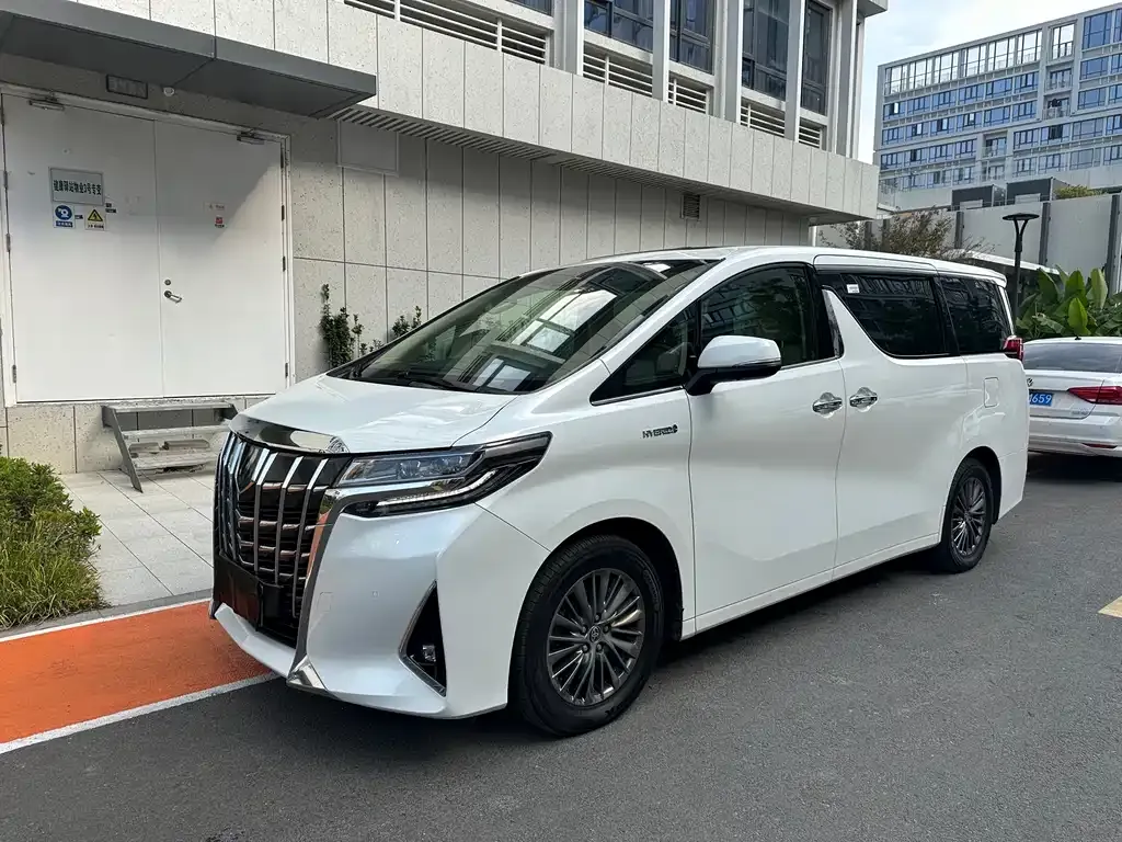 Toyota Alphard — фото 1