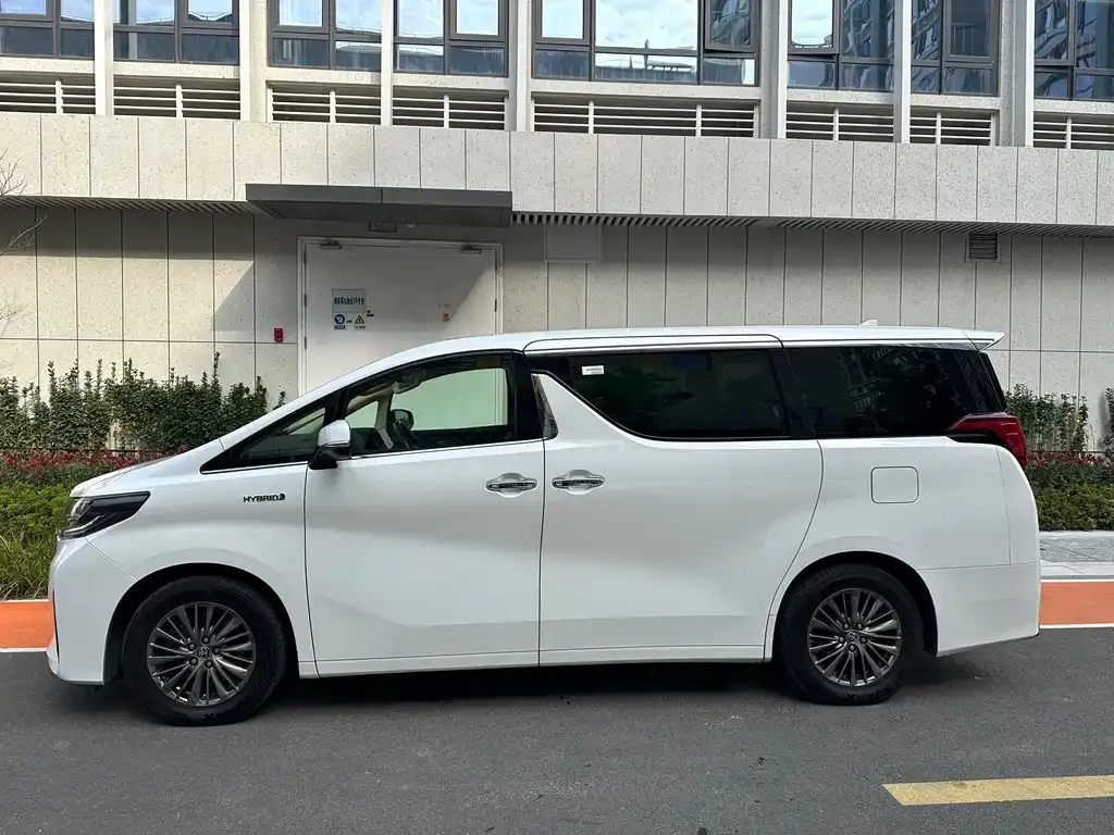 Toyota Alphard — фото 6