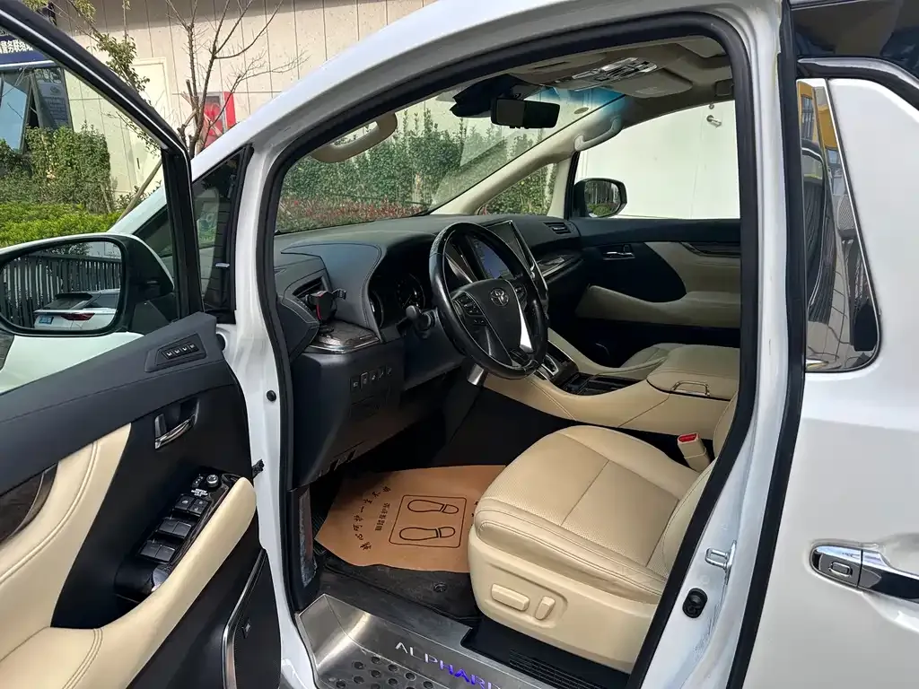 Toyota Alphard — фото 4