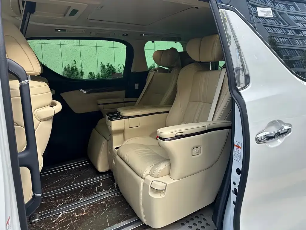 Toyota Alphard — фото 2