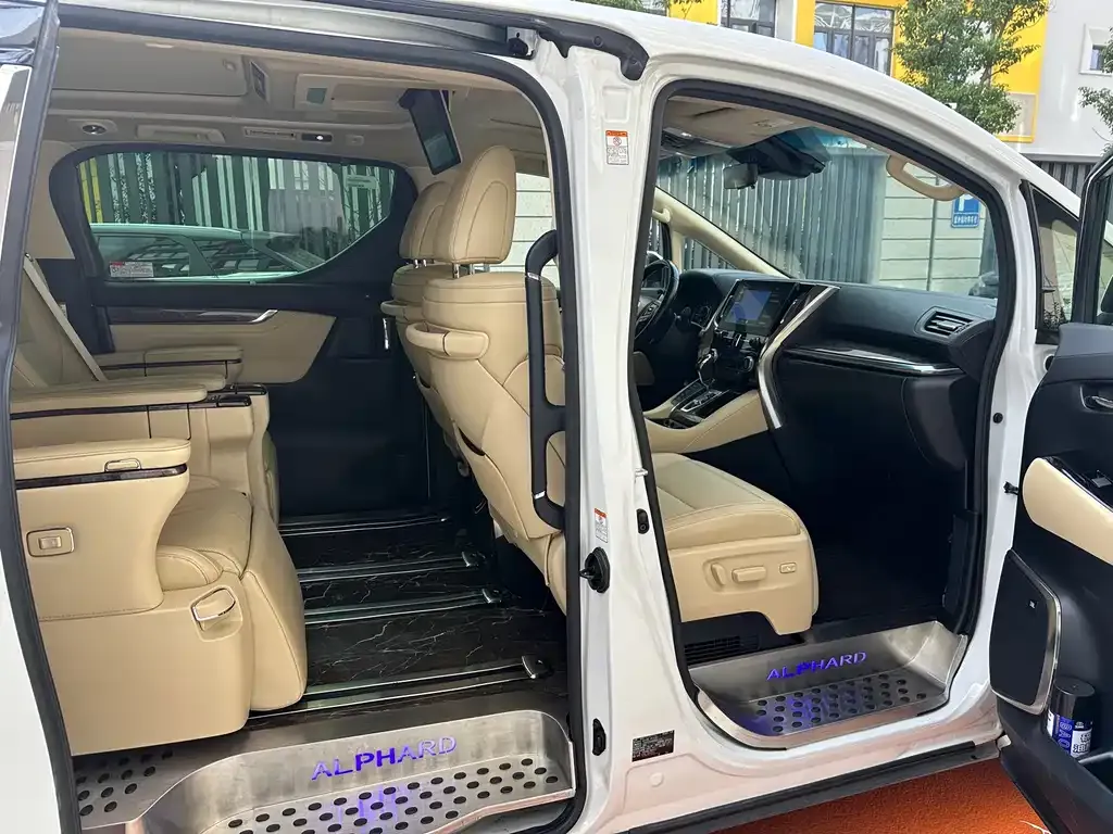 Toyota Alphard — фото 5