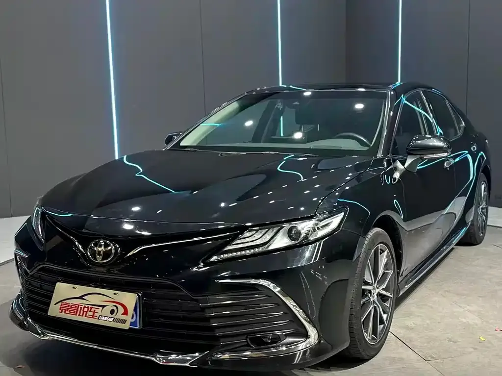 Toyota Camry — фото 1