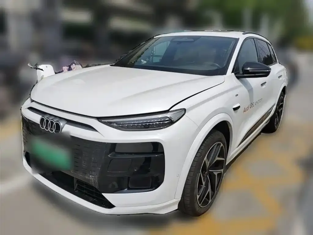 Audi Q6L e-tron — фото 1