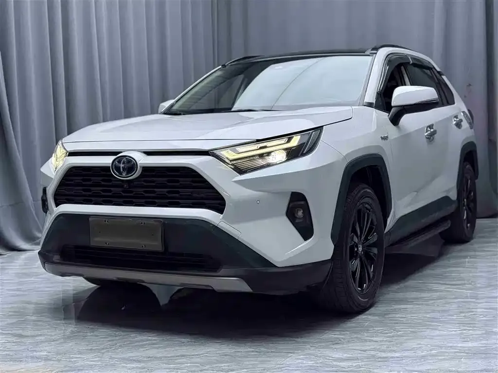 Toyota RAV4 — фото 1