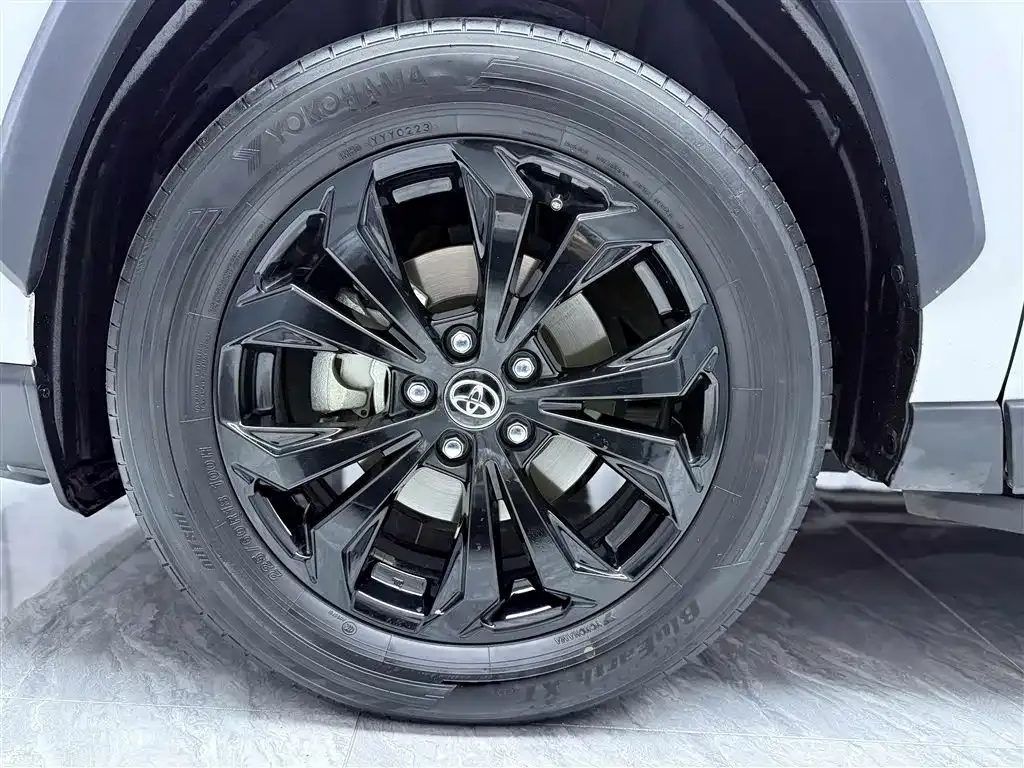 Toyota RAV4 — фото 3
